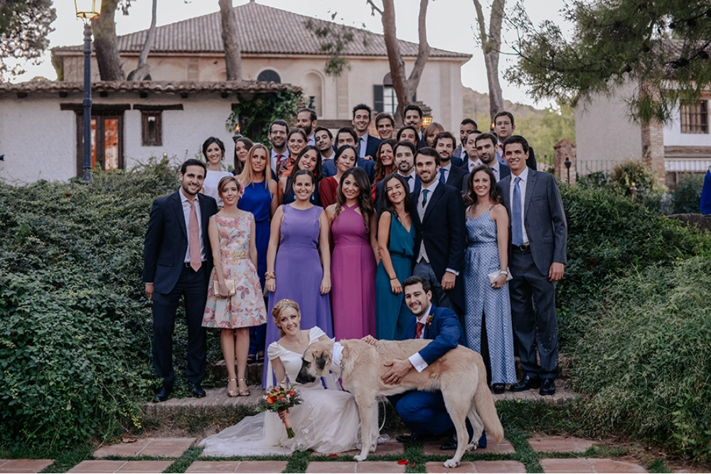 foto familiar de um casamento com um cachorro convidado