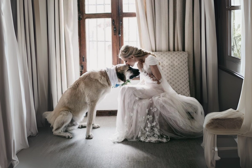 noiva na sessão de fotos pre-casamento, com o cachorro, foto onde se ve ela beijando o seu cachorro